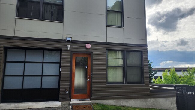 Building Photo - Corner Townhouse in Downtown Tacoma with A...