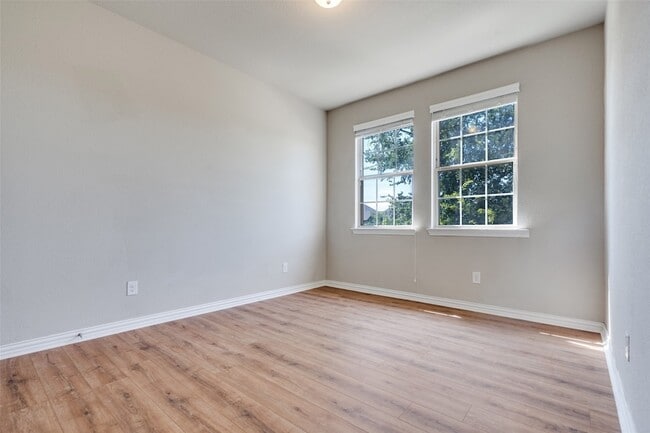 Building Photo - 616 Club Dr