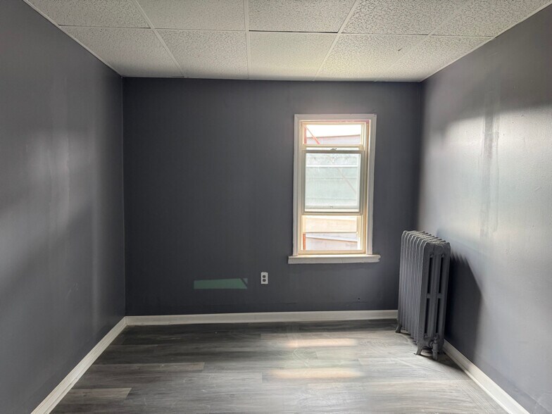 Building Photo - 327 E 6th Ave