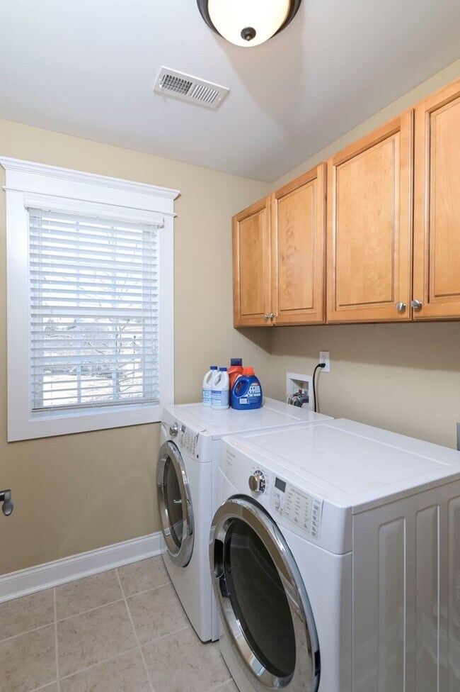 Building Photo - 3 Bedroom 2.5 bath low maintenance living for rent!