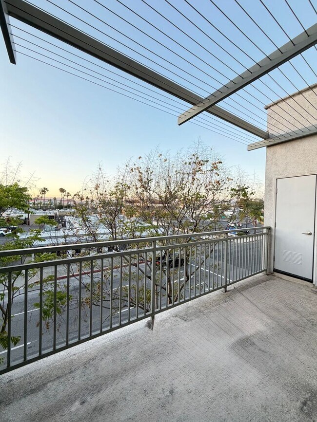 Building Photo - Unbeatable Downtown Escondido Townhome