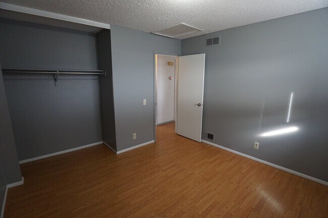 Building Photo - Cute Townhome off Kipling and 285!!