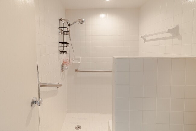Building Photo - 3014 SW Westlake Cir