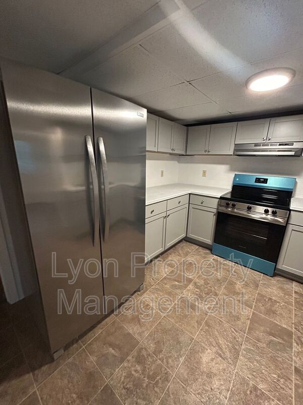 Building Photo - 1495 Ten Rod Rd