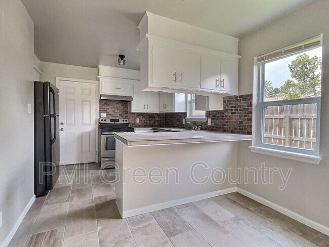 Building Photo - 6120 S Madison Pl