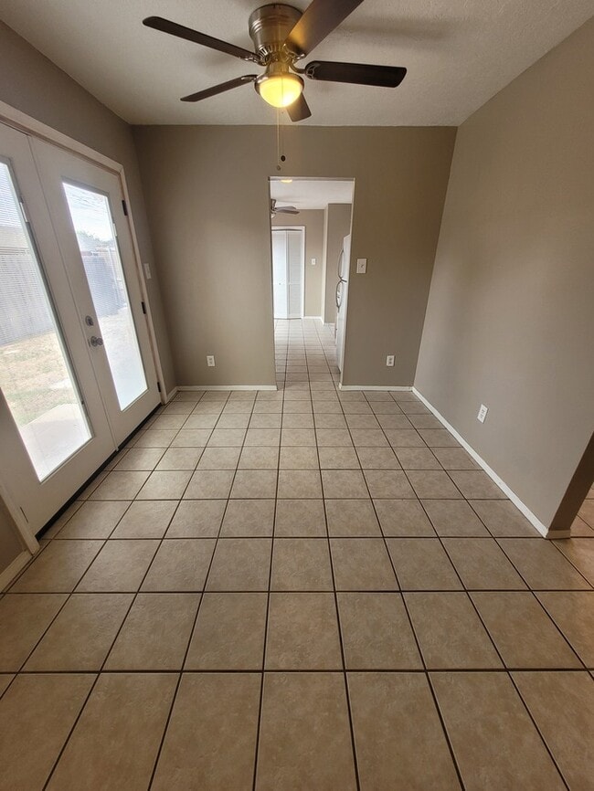 Building Photo - 2 bed 2 bath duplex unit