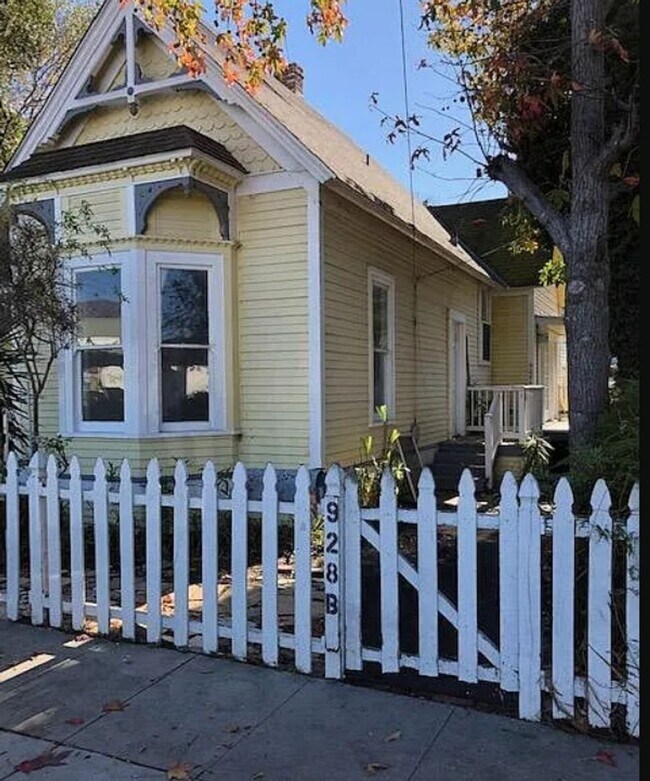Primary Photo - 928-930 Yale St