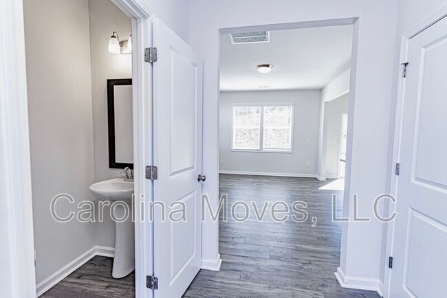 Building Photo - 221 Stone Fruit Ct