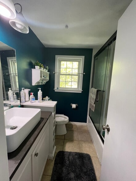 Full Bathroom - 1 Meetinghouse Rd