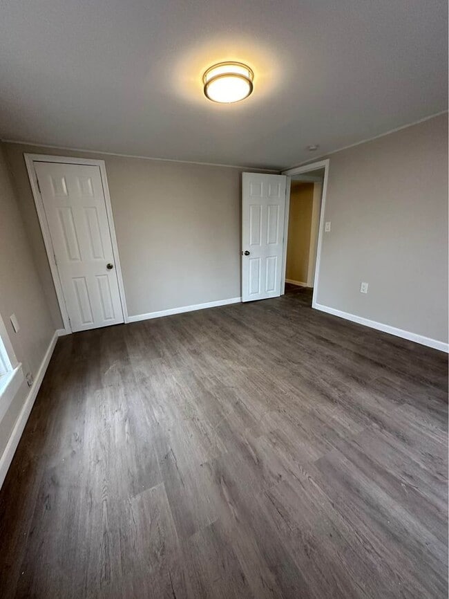 Building Photo - 220 Crane St