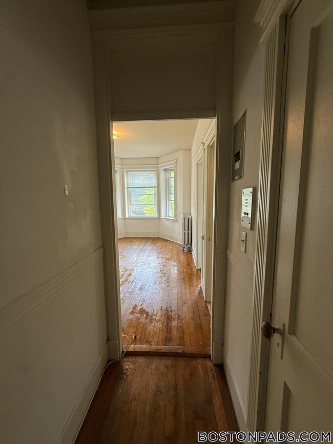 Building Photo - 28 Westland Ave