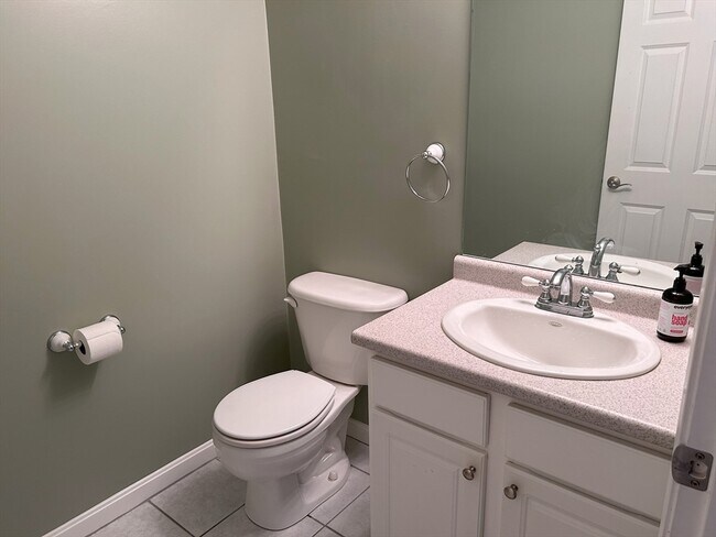 Building Photo - 933 Varnum Ave