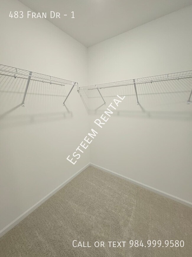 Building Photo - 483 Fran Dr