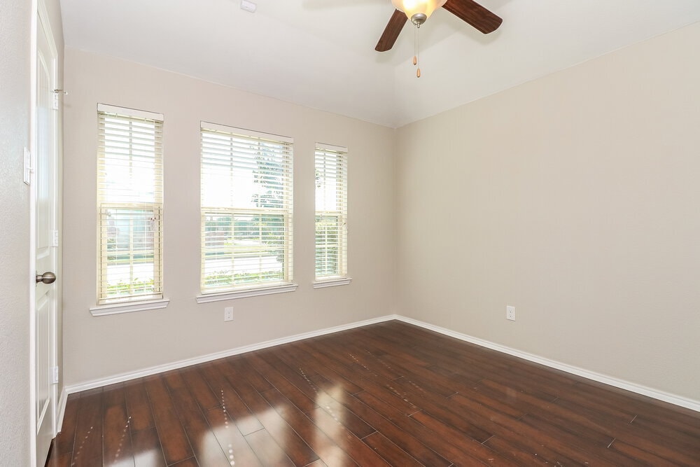 Building Photo - 900 W Bend Blvd