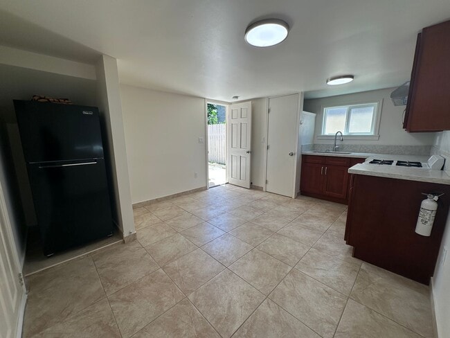 Primary Photo - 1717 Kewalo St