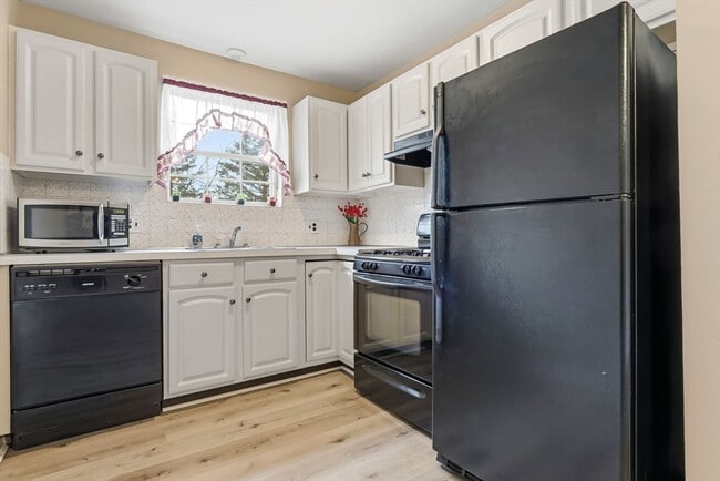 Building Photo - 6 Venice St