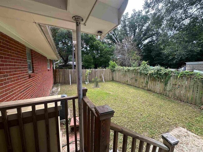 Building Photo - 2833 Bellview Ave
