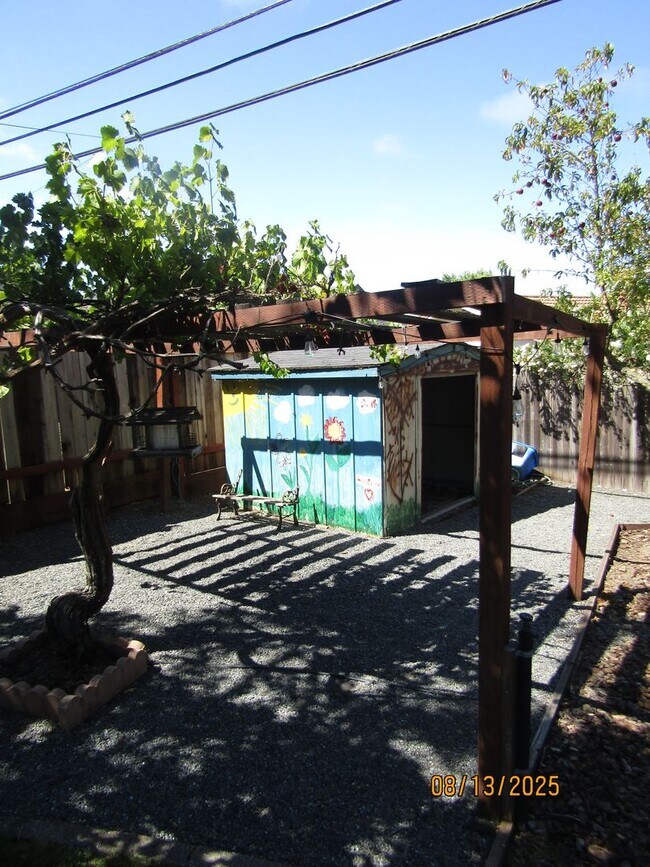 Building Photo - Beautiful single story home with amazing b...