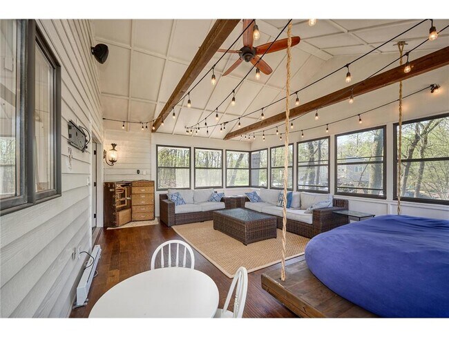 Building Photo - 1832 Essex Rd