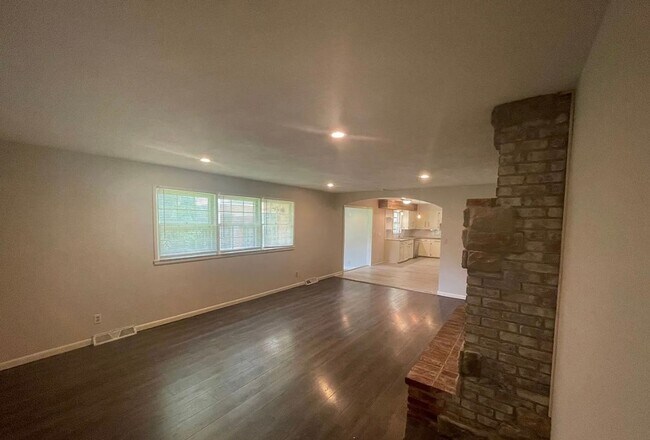 Building Photo - Beautiful 3 bed 2 bath home AVAILABLE NOW!