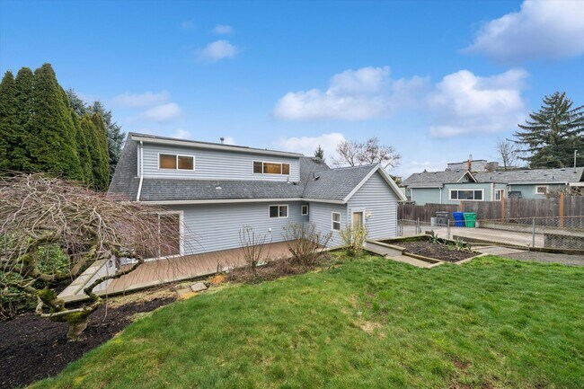 Building Photo - Beautiful Hillsdale 4 BR, 2 BA home