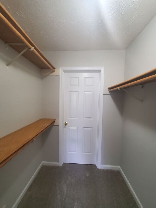 Building Photo - 6821 Willowbrook Dr