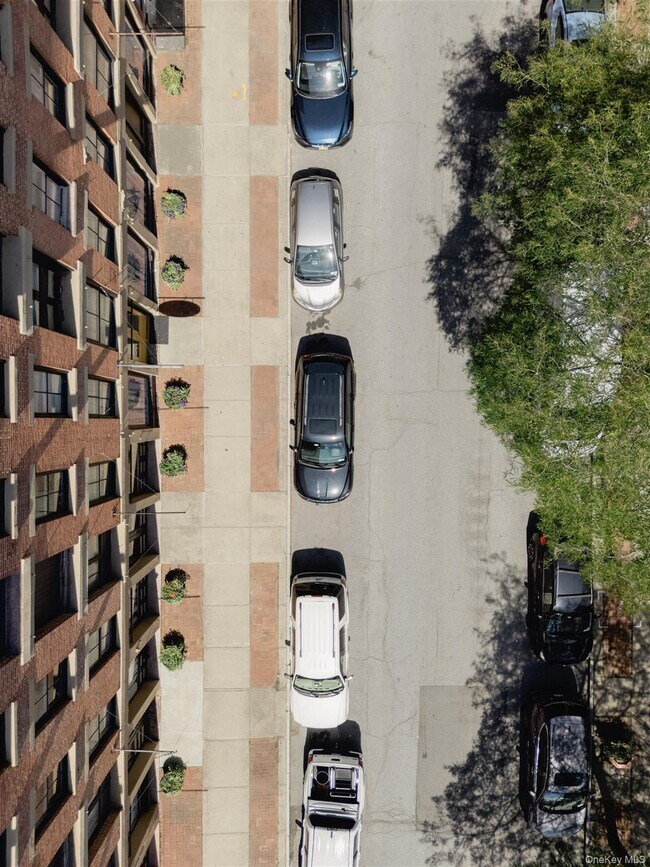 Building Photo - 155 River St