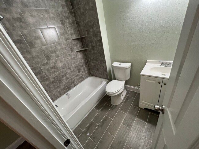 Building Photo - *HALF OFF FIRST MONTH'S RENT/MITAD DEL PRM...