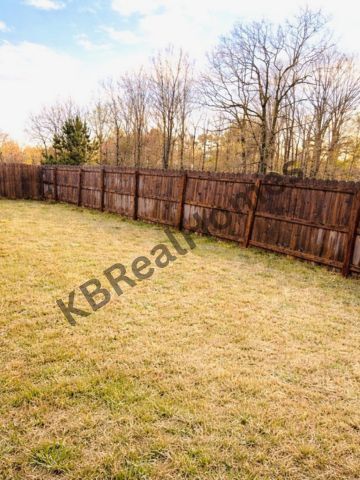 Building Photo - 450 Lilly Dr