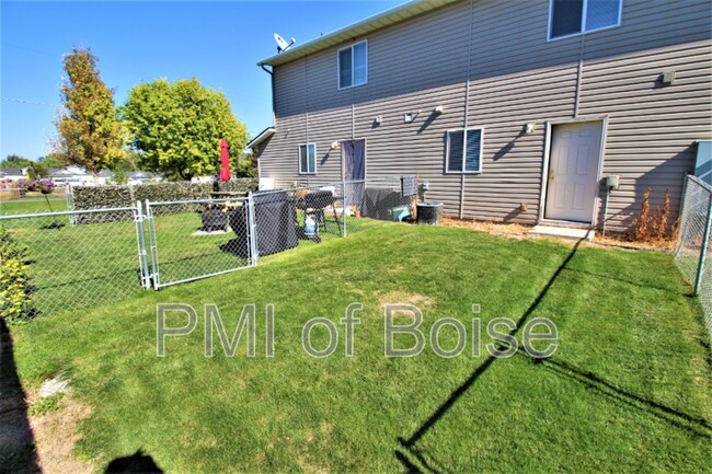 Building Photo - 1031 E Iowa Ave