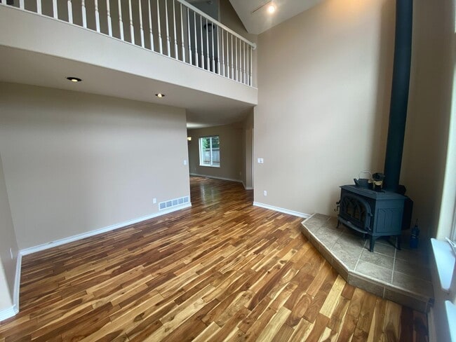 Building Photo - A gorgeous Eagle River home with views for...