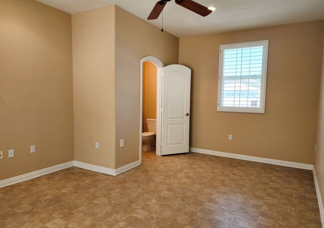 Building Photo - Beautiful 4BD, 2.5BA, Four Seasons at Heme...