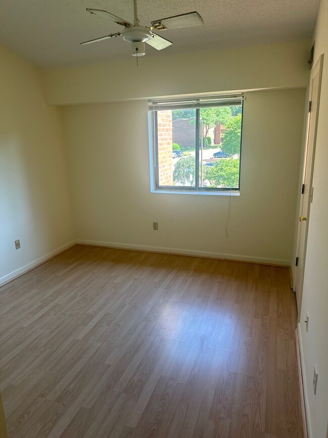 Building Photo - West End Condo--Great Location!