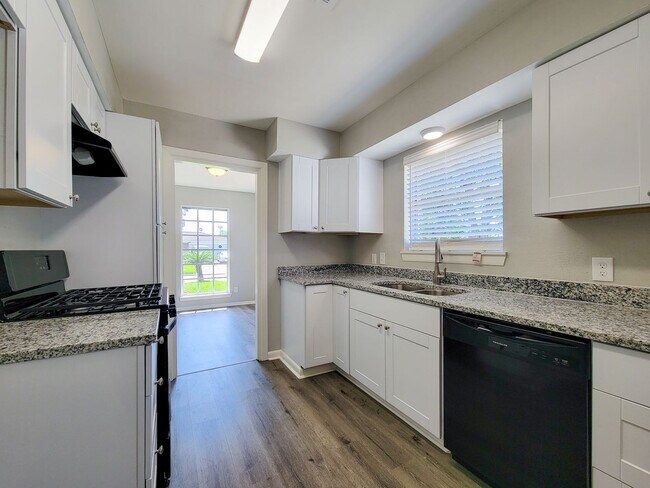 Building Photo - 3919 Hickok Ln