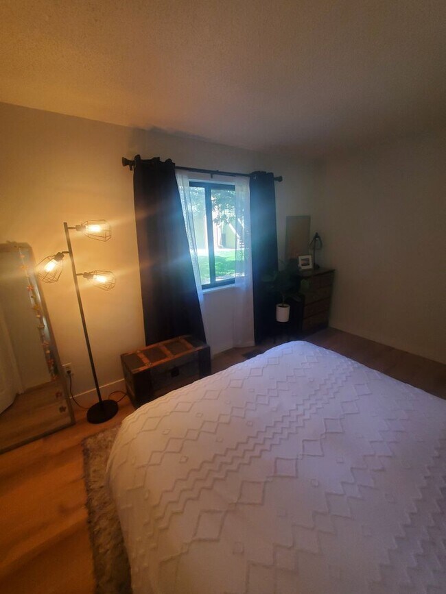 Building Photo - Updated and Spacious 1 Bedroom with Attached Garage!