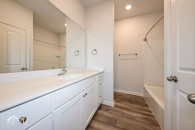 Building Photo - 2041 Hialeah Dr