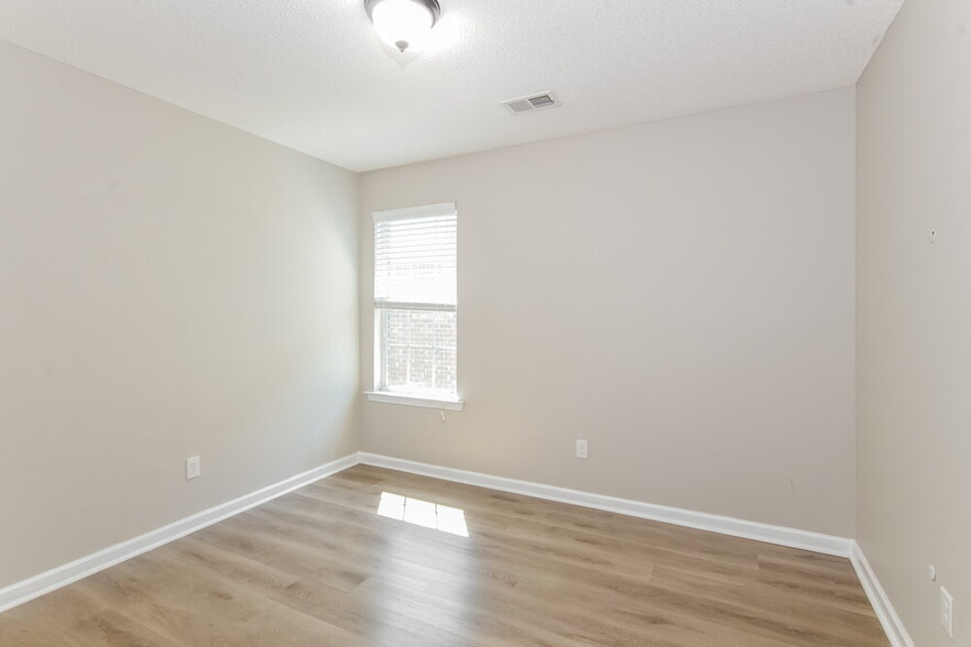 Building Photo - 9876 Southern Oak Way