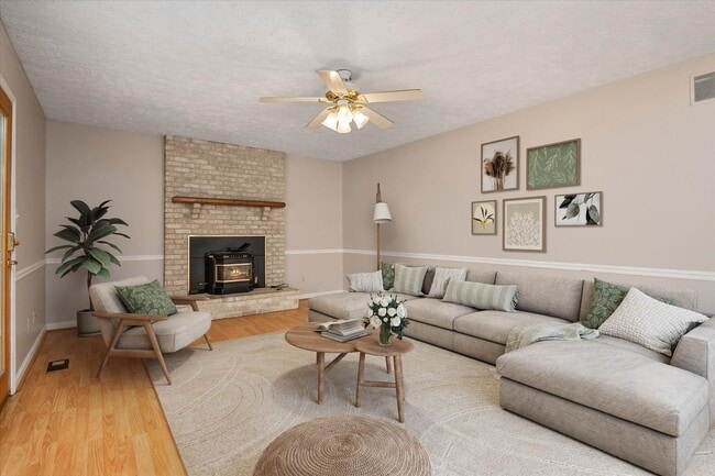 Building Photo - Charming Colonial in Elmhurst Station