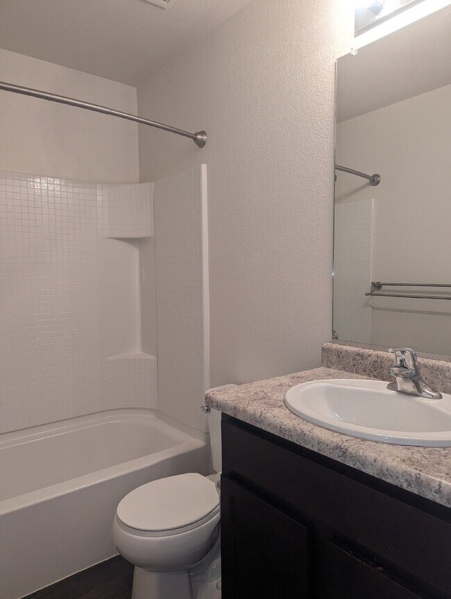 Building Photo - Newer 3bdrm/2 1/2 bath townhome in the heart of Longmont!