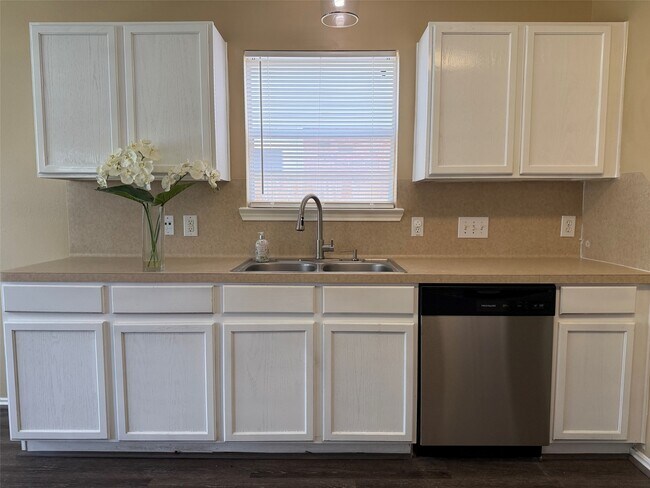 Building Photo - 1411 Hallcroft Ln