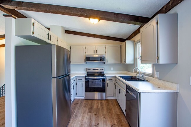 Building Photo - 3 Bedroom / 1.5 Bath with Fenced Backyard ...