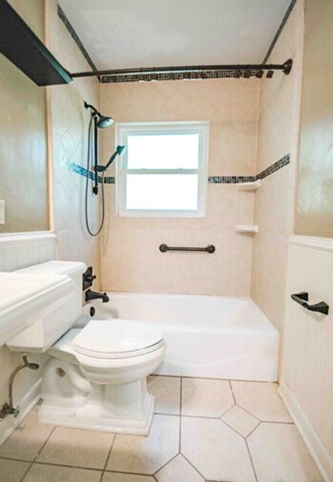 Building Photo - Fabulous home near the fairgrounds-$500 off 1st months rent!