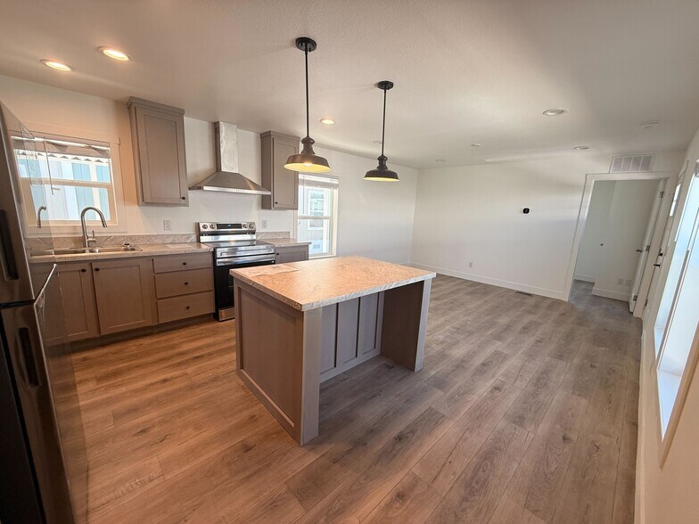 Building Photo - 3601 E Wyoming Ave