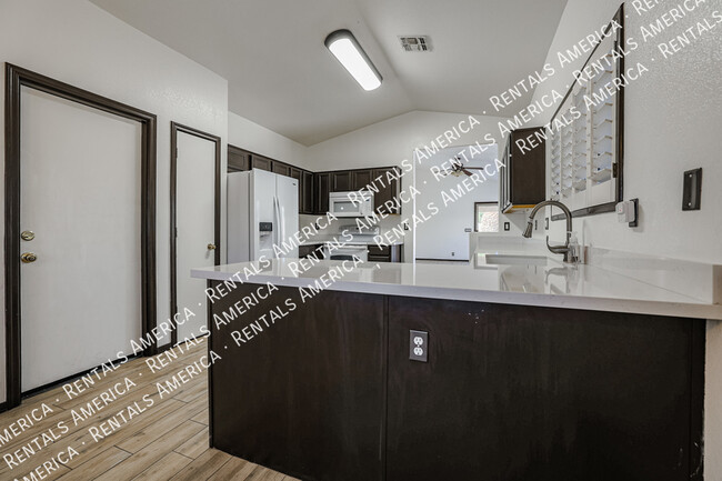 Building Photo - 9316 W Cinnabar Ave