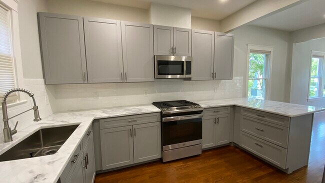 Kitchen - 316 E Lullwood Ave