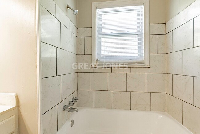 Building Photo - NOW OFFERING FIRST FULL MONTH FREE!