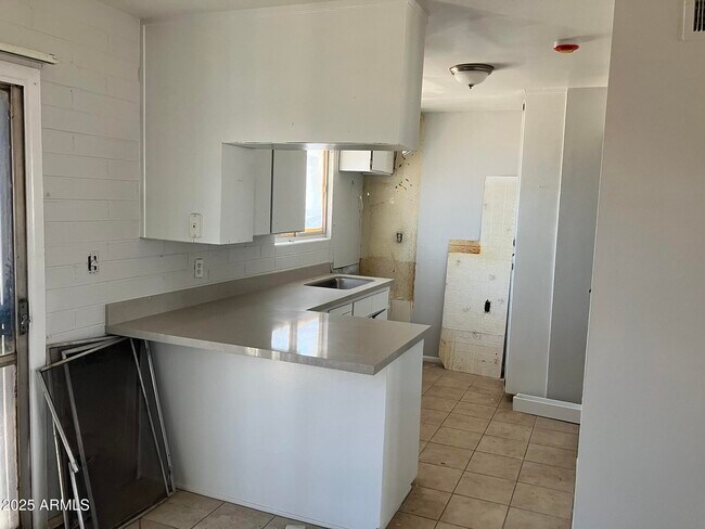 Building Photo - 4641 S 17th Pl