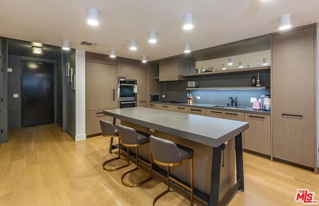 Building Photo - 10777 Wilshire Blvd