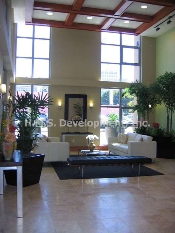 Building Photo - $3095 - 2 Bd/2 Ba Executive Condo in Beaut...