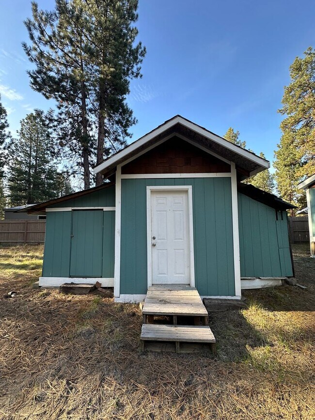Building Photo - Adorable home in La Pine area, 1.5 acres fully fenced!!